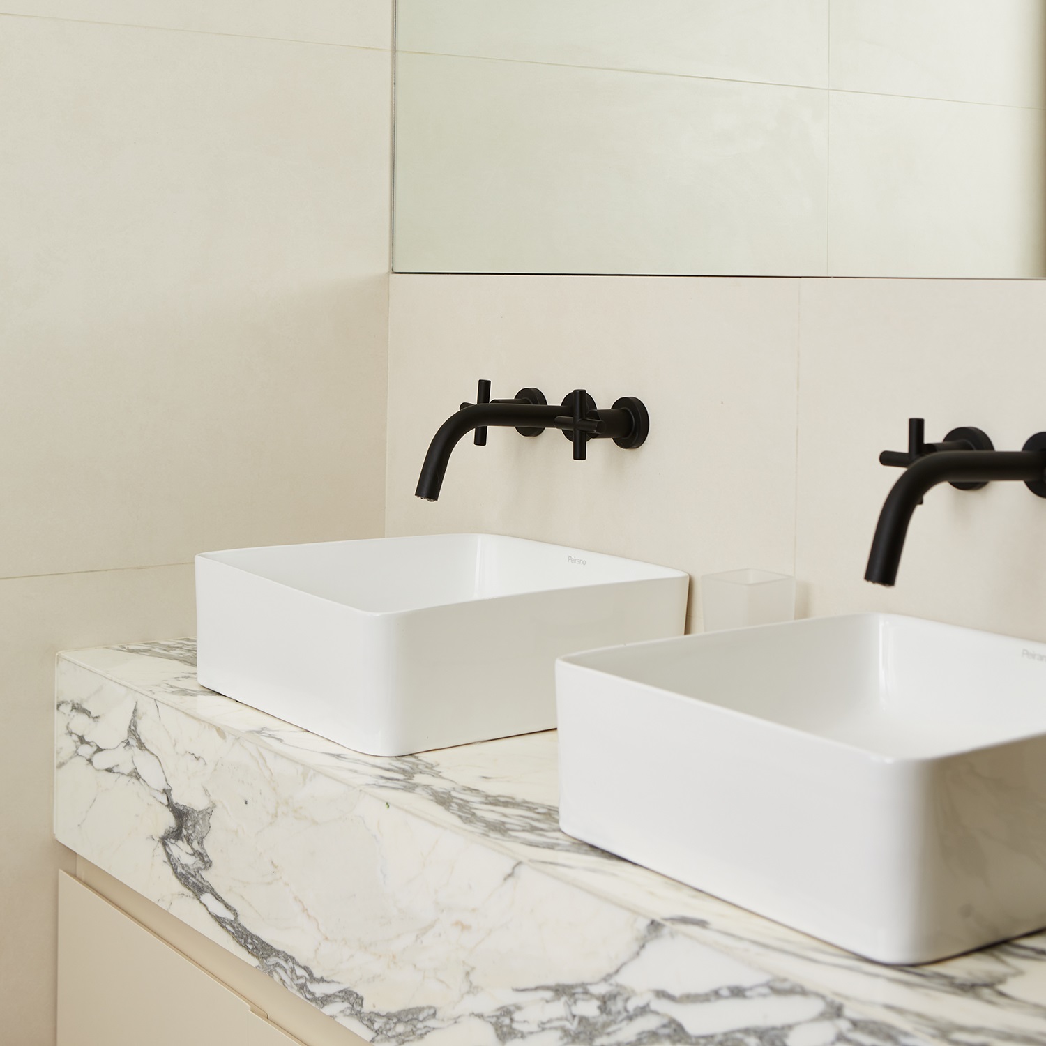 Griferia Bimando Para Lavatorio De Pared Peirano Black Velvet 62-190