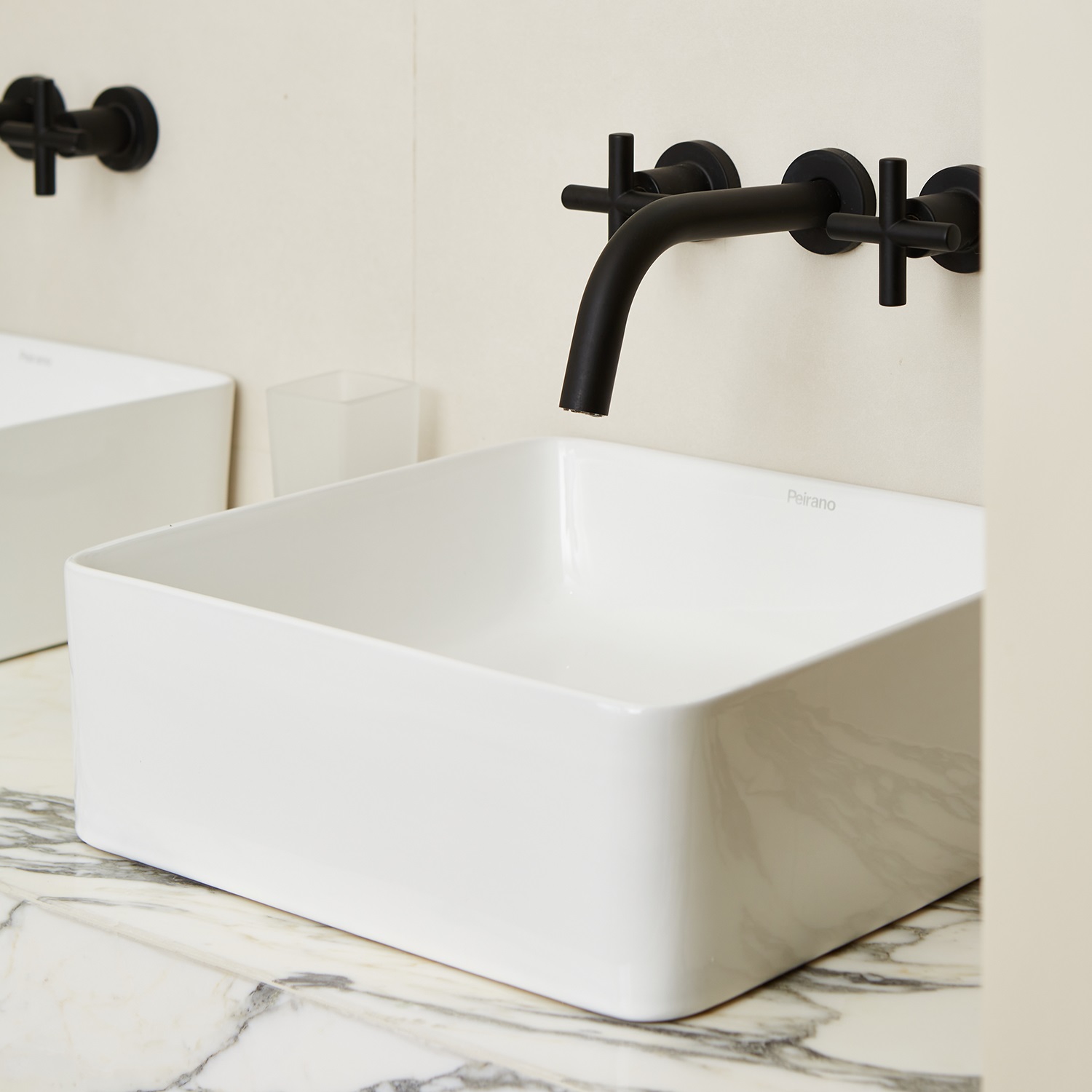 Griferia Bimando Para Lavatorio De Pared Peirano Black Velvet 62-190
