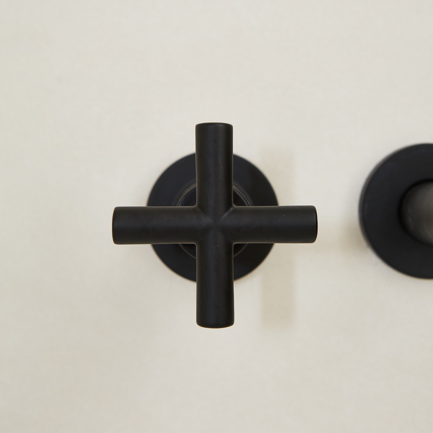 Griferia Bimando Para Lavatorio De Pared Peirano Black Velvet 62-190
