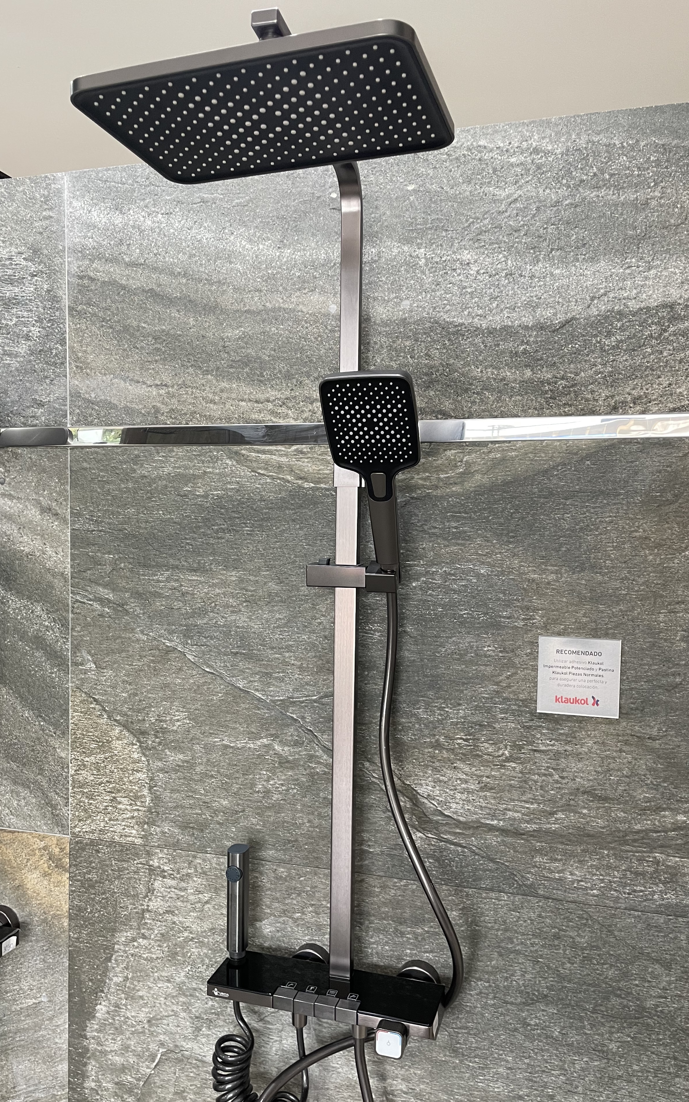 Columna Grifería de Ducha Con Duchador Cromo Negro – Cod M4150B