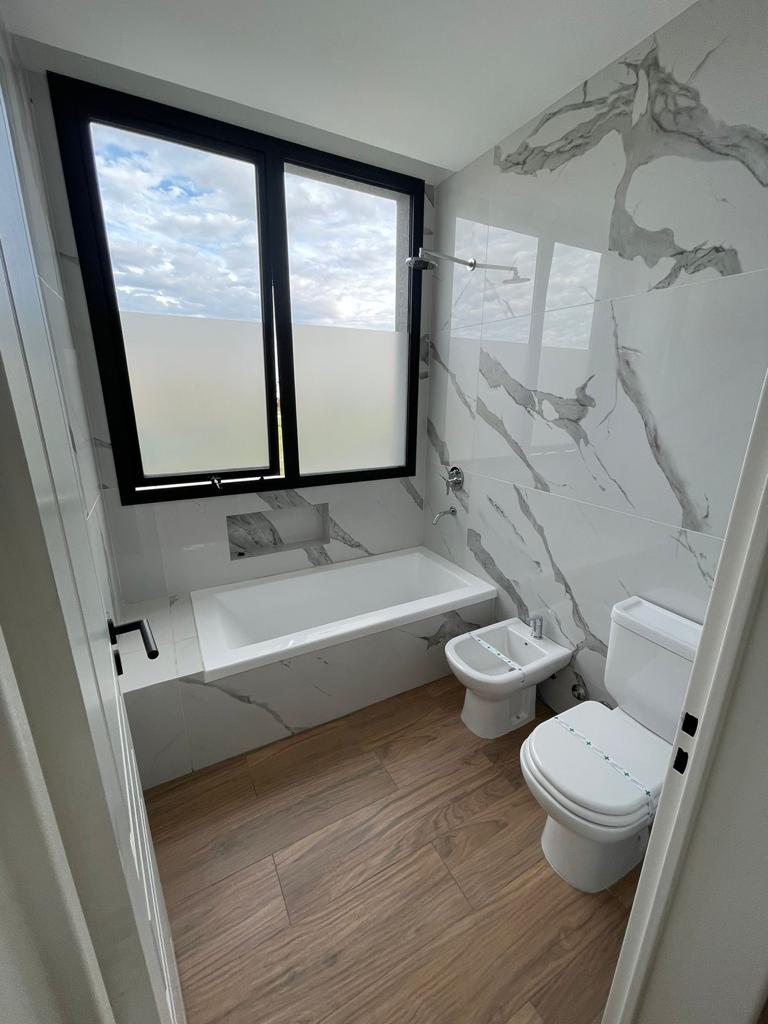 Porcelanato SPL 22x160 CHALTEN caoba Símil madera