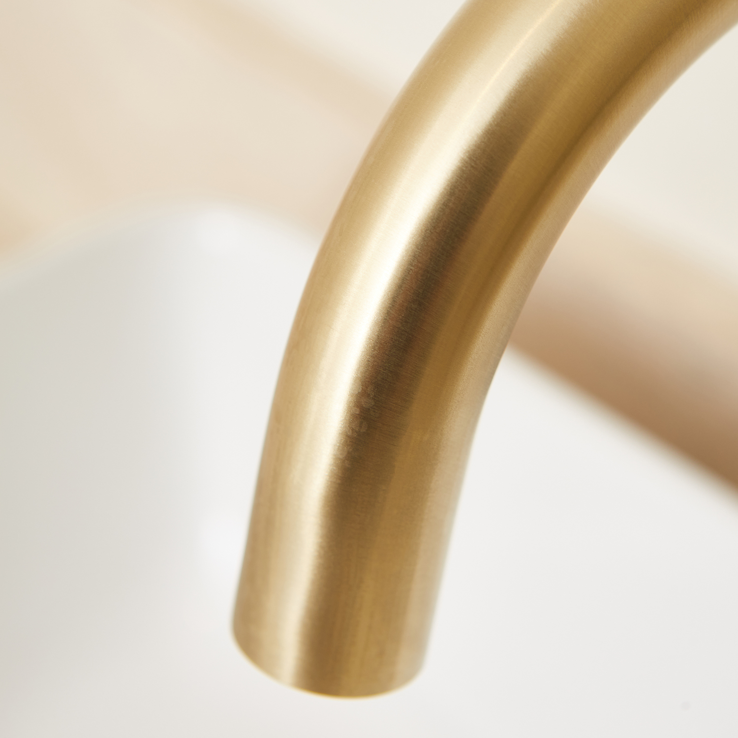 Griferia Bimando Para Lavatorio de pared Peirano Fabric Gold 62-100G