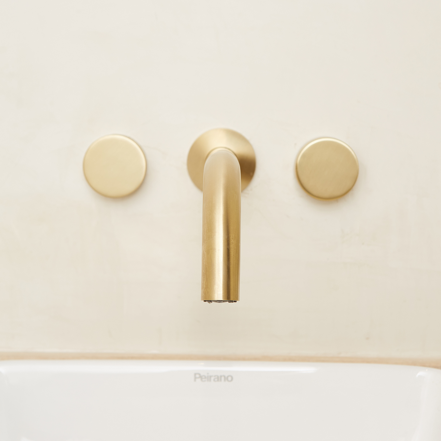 Griferia Bimando Para Lavatorio de pared Peirano Fabric Gold 62-100G